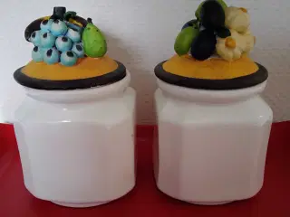 2 krukker med frugt låg.