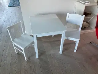 Børnemøbler  2 stole  1 bord  