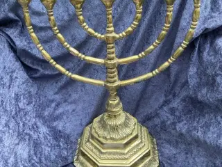 Syvarmet lysestage i messing – menorah
