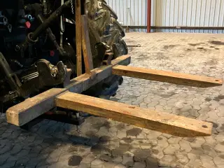 Solid palleløfter til traktor.