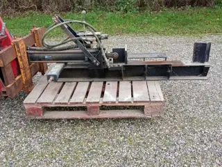 Brændekløver, hydraulisk. 60 cm lange stykker træ.