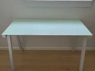 Hvidt skrivebord med matteret glasplade