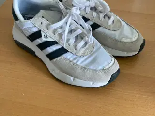 Adidas sko hvide.  Næsten nye.