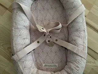 Meget pæn og velholdt lyserød babynest