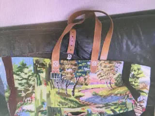 Taske m broderi og læderremme