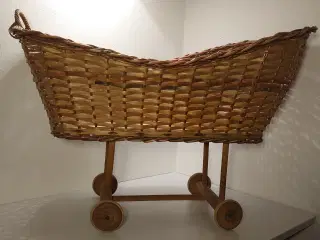 Stor vintage dukkeseng i rattan(flet) på hjul