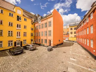 Kontorer i historisk ejendom i Københavns hyggelige og livlige Latinerkvarter.
