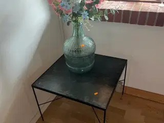 Bord inkl. vase m. kunstige blomster samt lysestager