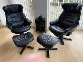 2 højryggede lænestole i sort læder m. fodskamler.