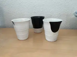 Et sæt unikke keramikkrus i sort-hvid - 3 stk.