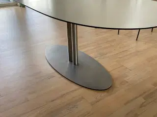 Hvidt ovalt spisebord med 2 tillægsplader 