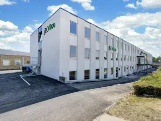 Fabriksparken 19-21 st. tv. er et velbeliggende kontor/showroom på 422 m² i Glostrup.