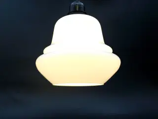 Genbrug pendellampe med opal glasskærm 50–60’erne