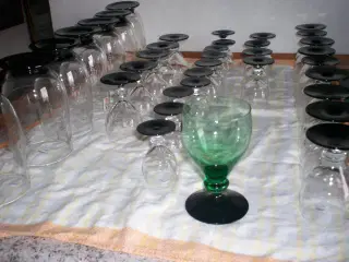 Holmegård/Kastrup glas med sort fod og vin ranke
