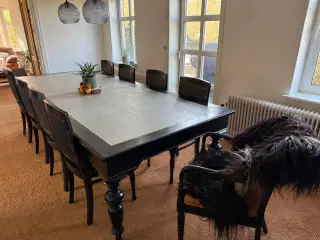 Spisebord i gammeldags stil med 8 stole 