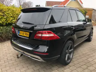 Mercedes ml350. Van