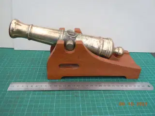 Bronzekanon, 3 kg tung, 27 cm lang.