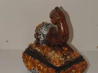 Dekorativ æske/figur med ravstykker. 