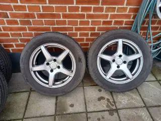 Peugeot alufælge med sommerdæk.