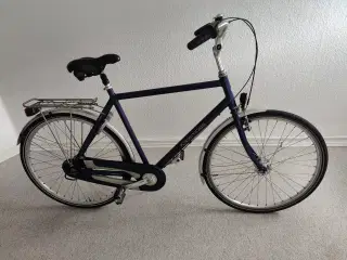 Klassisk mørkeblå herrecykel.