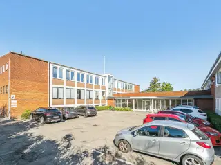 Nyistandsat og velbeliggende kontorlejemål i Glostrup med let tilgang fra motorvejsnettet.