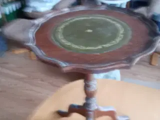 Fint lille bord med læder isat på pladen