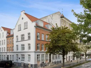 Centralt placeret lager med tekøkken og toilet.