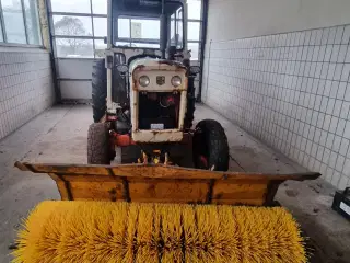 Traktor med kost og saltspreder