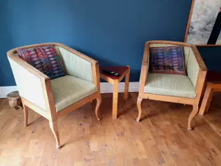 To gammeldags lænestole