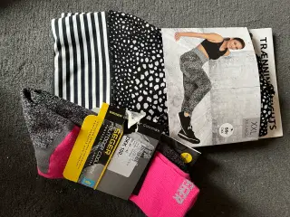 Tights og pink sokker