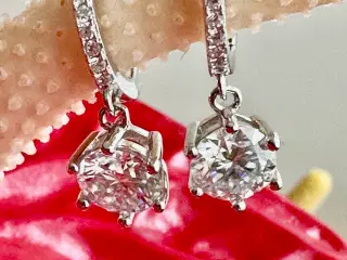 Nye sølvøreringe med 1 karat moissanite i hver.