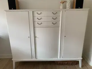 Antik hvid skænk