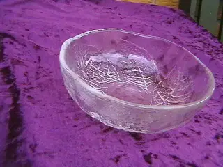 Glasskål, ældre, men fin. 45kr.+ porto.