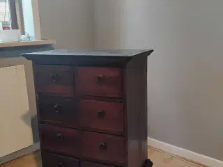 Kommode med 8 små skuffer