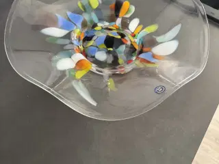 Glas skål klar med farvet mønster