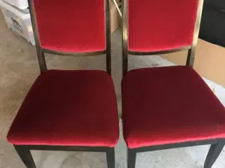 2 flotte stole med rødt plys