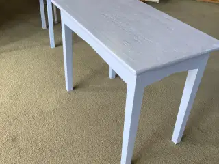 Malet bord dueblå