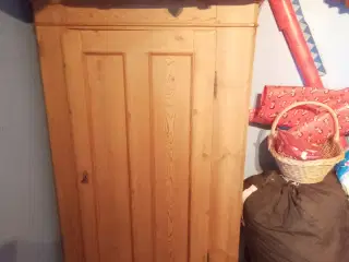 Karlekammerskab med hylder