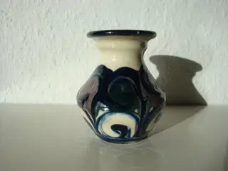 Lille kohorns malet vase