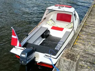 Jolle med motor og trailer