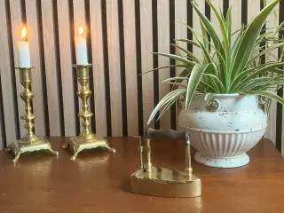 Antikt strygejern i messing med håndtag af træ.