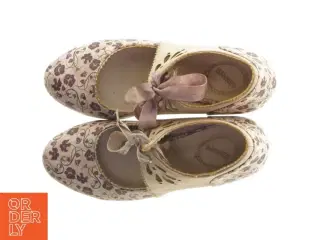 Blomstrede pumps med sløjfe fra Banned (str. 37 )