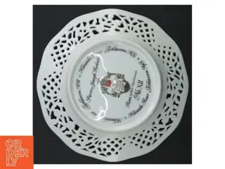 Porcelænstallerkener med gennembrudt kant og rosendekoration fra Firkløveren