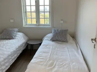 To enkelt senge sælges