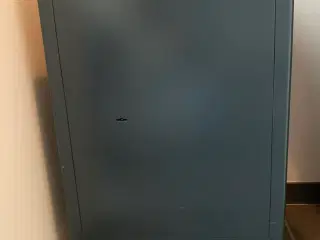 Værdiboks i stål med hvidt camouflageskab 