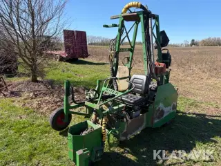 Portaltraktor Jutek 2-rækket med sprøjtekasser og stabklipper