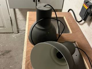 2 Mellemstore loftlamper i grå letmetal