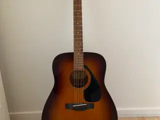 Flot Yamaha Guitar F 310 m. taske og gulv stativ