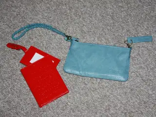Esprit kortholder samt kuffertmærker i rød lak