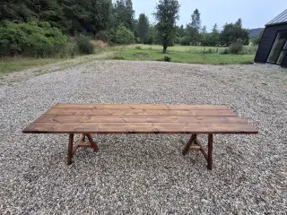 Havebord, plankebord til udendørs brug.